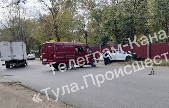 Иномарка врезалась в дерево на улице Кирова в Туле