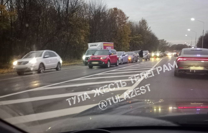 Очевидцы: массовое ДТП с участием четырех машин произошло на Новомосковском шоссе в Туле
