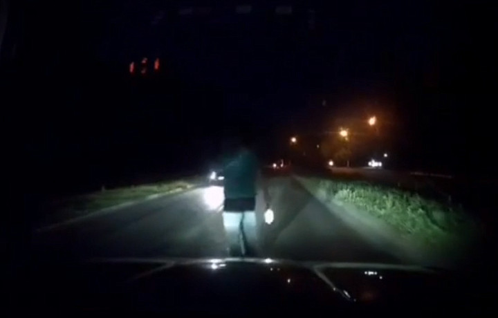 В Номоскосковске автомобиль чуть не сбил пьяного пешехода