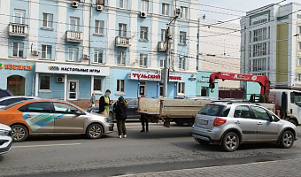На перекрестке улиц Тургеневской и Советской в Туле каршеринг влетел под кузов фуры