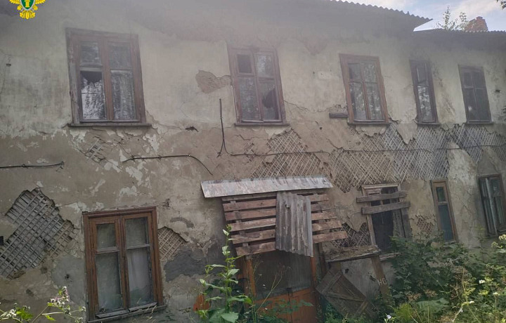 ﻿Прокуратура обязала администрацию снести аварийный дом в Суворовском районе