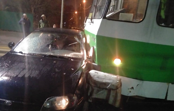 На пересечении улиц Николая Руднева и Шевченко в Туле столкнулись автомобиль KIA и трамвай