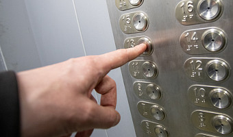 «Я лучше пешком!»: застрял в лифте – через сколько должна приехать аварийка, как не запаниковать, точно ли не полетишь вниз и чем помогут буфера и ловители?