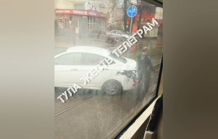 В Туле иномарка подбила трамвай на улице Декабристов