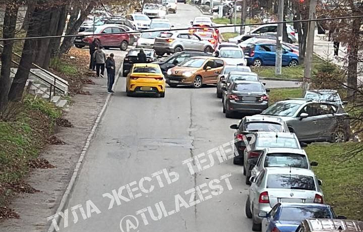 На улице Халтурина в Туле столкнулись три легковых автомобиля