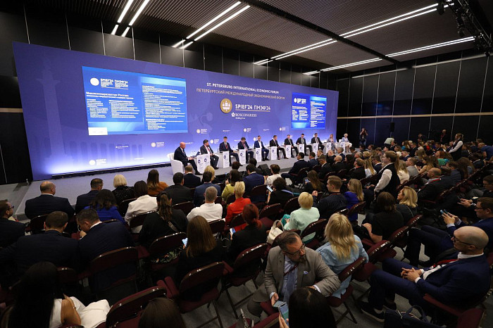 Люди, машины, роскошь: яркие фото третьего дня ПМЭФ-2024