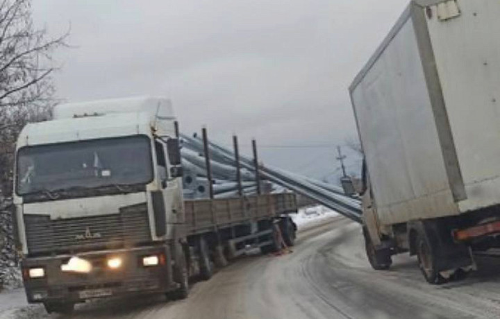 На Алексинском шоссе в Тульской области из фуры выпали трубы, движение перекрыто