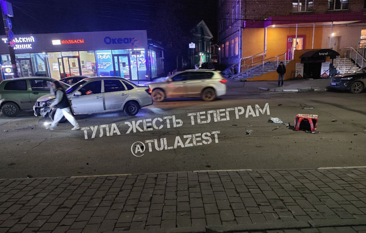 В Туле возле «Трех штыков» автомобиль сбил курьера
