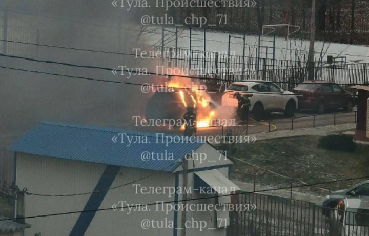 На улице Михеева в Туле сгорел легковой автомобиль