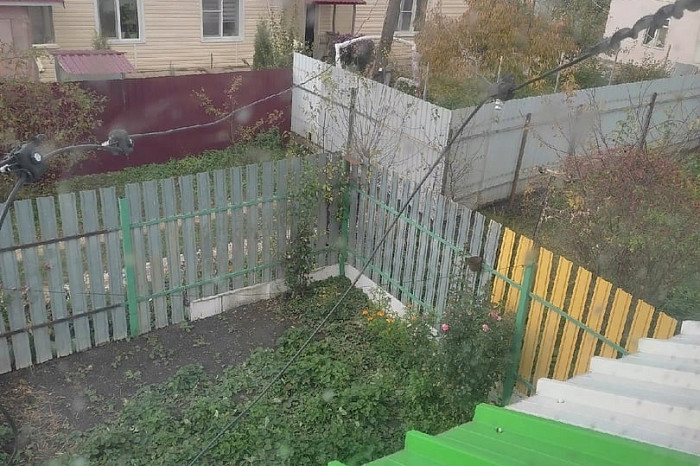 Жительницу Донского соседи замуровали забором