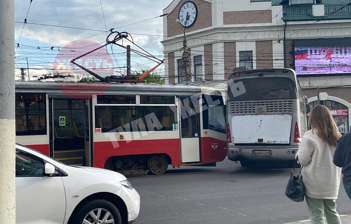 Трамвай и автобус устроили ДТП на улице Советской в Туле