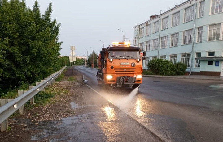 90 единиц техники выехало на уборку Тулы 5 июня