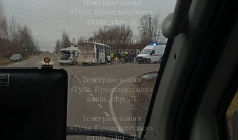 Автобус врезался в легковушку на автодороге в Узловой