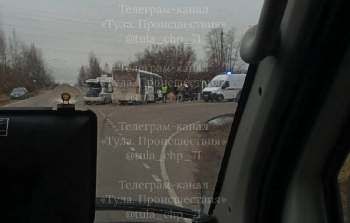 Автобус врезался в легковушку на автодороге в Узловой