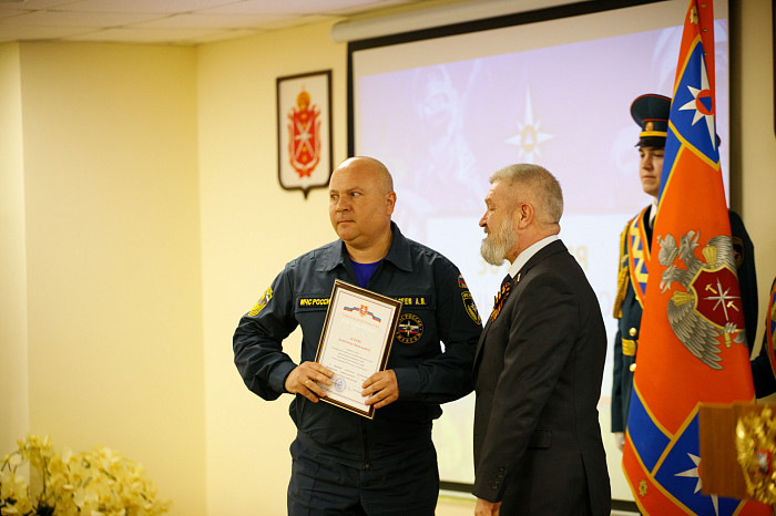 Глава тульского МЧС поздравил спасателей с Днем пожарной охраны