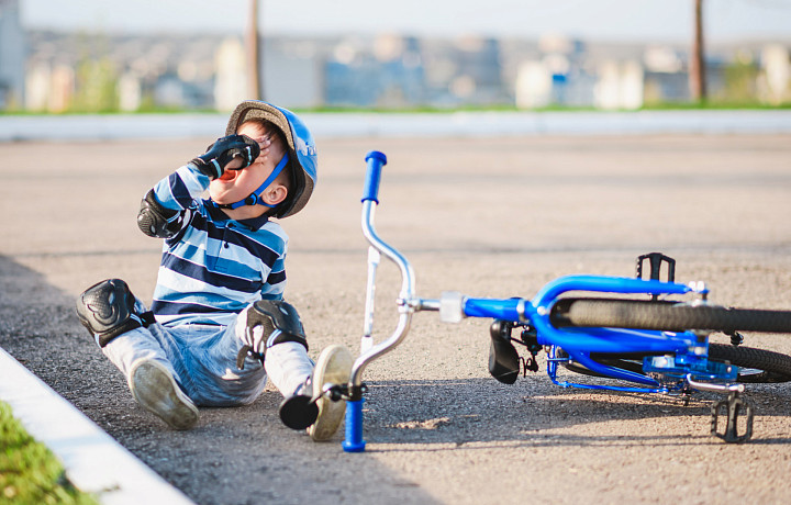 Падение с велосипеда, выпадение из окна и травмы во время купания: перечень самых частых летних детских травм и инструкция по их предупреждению
