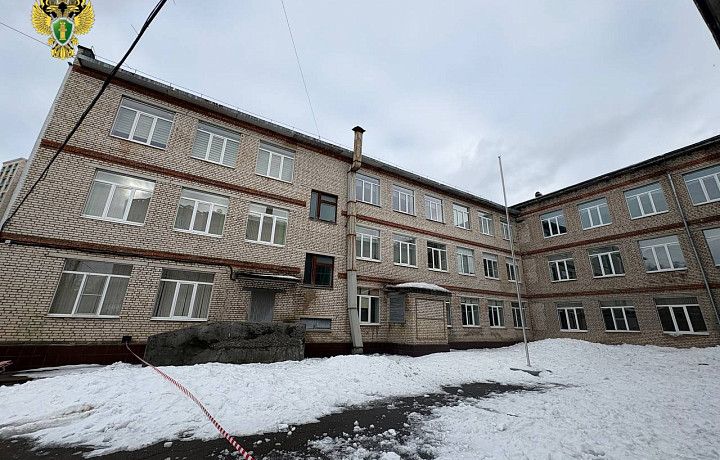 Директору ЦО №34 в Туле внесли представление за повреждение ограждения крыши школы