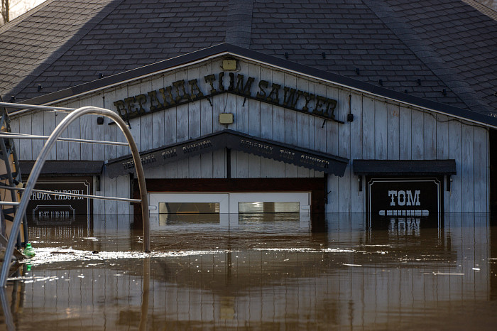 Заплыв у детского городка, затопленное кафе и завораживающая водная гладь: фоторепортаж с набережной в центре Тулы