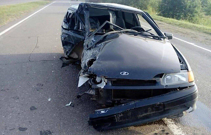 В Тульской области на трассе М-2 автомобиль «ВАЗ» врезался в микроавтобус