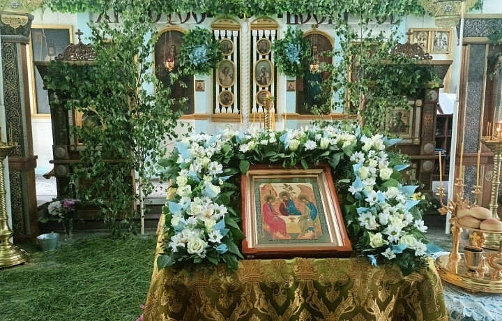 В храмах Тульской области состоялись богослужения в честь Святой Троицы