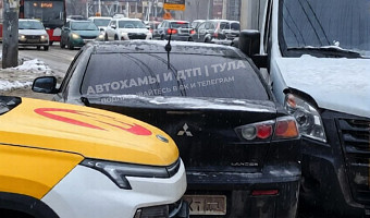Массовое ДТП с участием такси произошло в Туле на перекрёстке проспекта Ленина