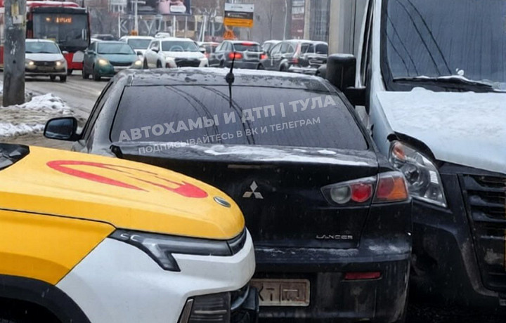 Массовое ДТП с участием такси произошло в Туле на перекрёстке проспекта Ленина