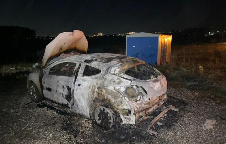 В Ленинском районе по факту обнаружения тела мужчины в сгоревшем автомобиле проводится доследственная проверка