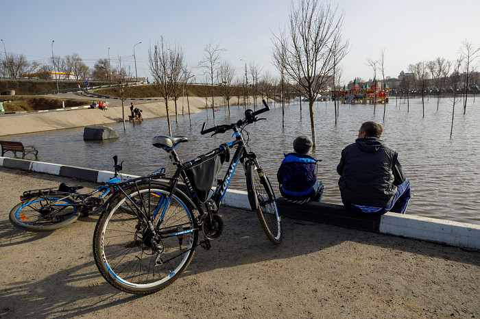 Заплыв у детского городка, затопленное кафе и завораживающая водная гладь: фоторепортаж с набережной в центре Тулы
