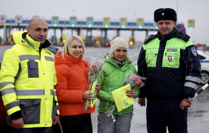 Сотрудники Госавтоинспекции Тульской области поздравили женщин с Днём матери