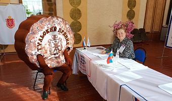 На избирательном участке в Новомосковске проголосовал тульский пряник