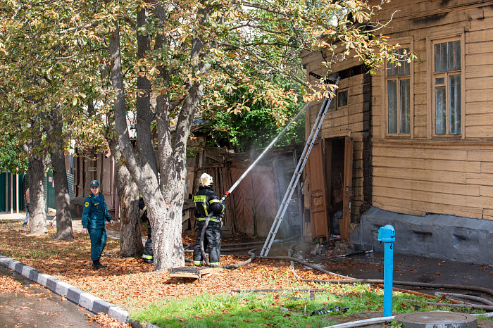 В Туле на улице Свободы загорелся дом