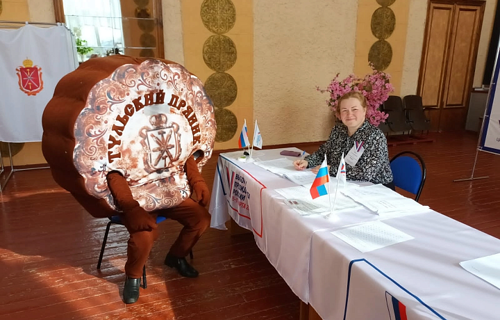 На избирательном участке в Новомосковске проголосовал тульский пряник