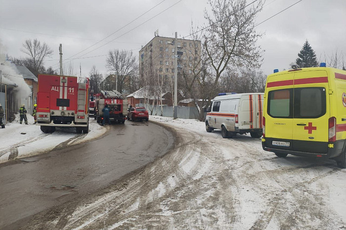 На улице Калинина в Туле загорелся частный жилой дом