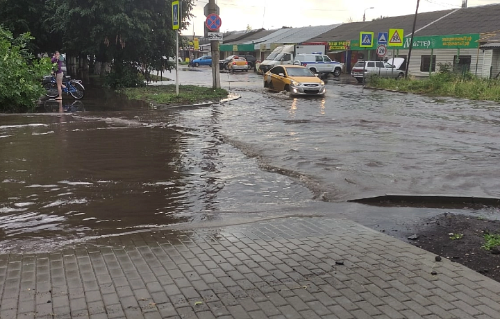В Новомосковске после дождя затопило улицы и подъезды