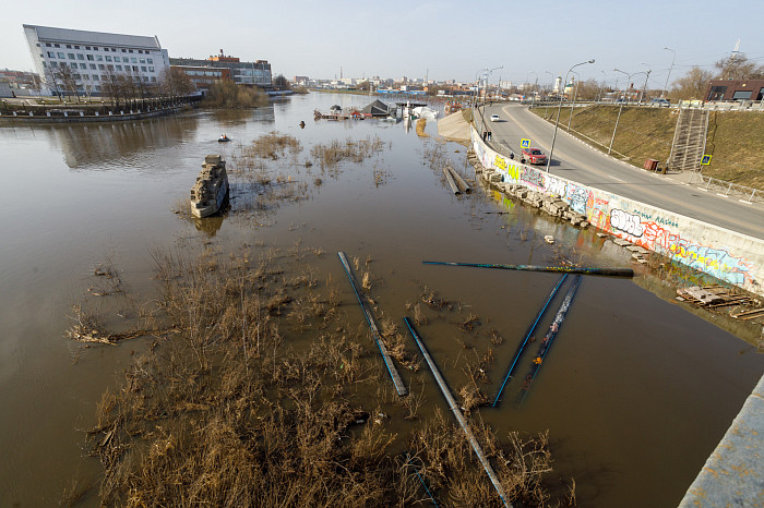Заплыв у детского городка, затопленное кафе и завораживающая водная гладь: фоторепортаж с набережной в центре Тулы