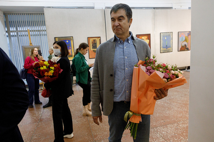 Таинственные маски и средневековые мотивы: в Туле открылась выставка художника Александра Майорова