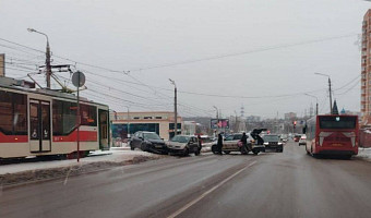 На улице Металлургов в Туле из-за ДТП встали трамваи