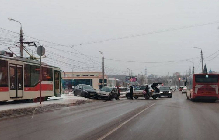 На улице Металлургов в Туле из-за ДТП встали трамваи