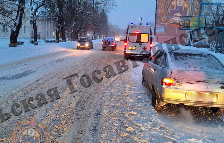 Иномарка врезалась в «ВАЗ» при обгоне на улице 14 Декабря в Узловой