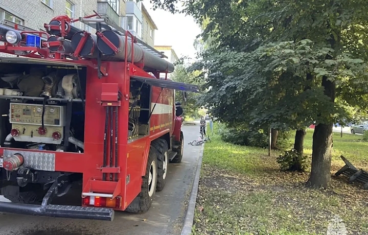 Огнеборцы спасли человека из горящей многоэтажки в Узловой
