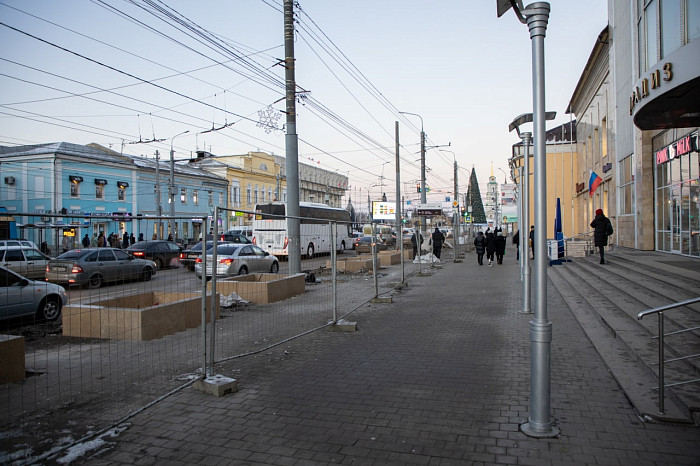 У центра «Родина» на проспекте Ленина в Туле начали устанавливать модули для деревьев