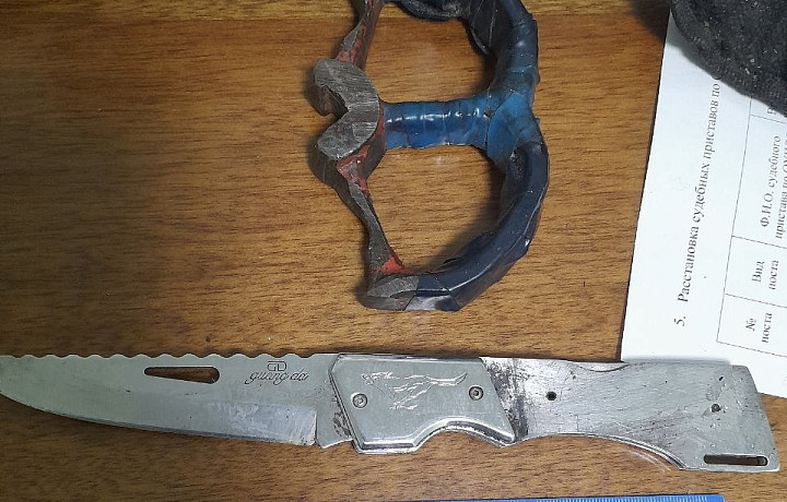 Туляк пытался пронести в суд нож и кастет