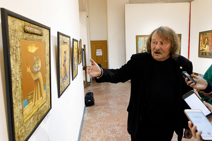 Таинственные маски и средневековые мотивы: в Туле открылась выставка художника Александра Майорова