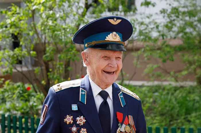 Тульские кадеты и студенты поздравили ветерана Великой Отечественной войны с наступающим Днем Победы