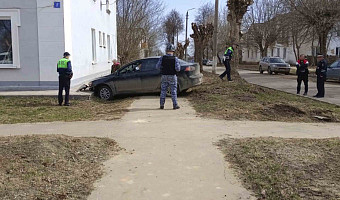 Росгвардейцы задержали нетрезвого водителя, въехавшего в дом в Щекино