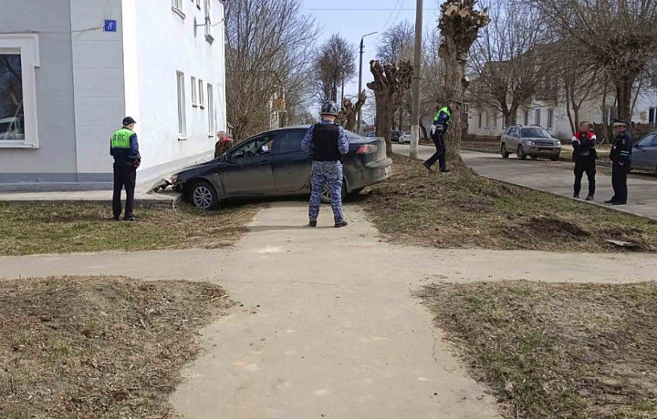 Росгвардейцы задержали нетрезвого водителя, въехавшего в дом в Щекино