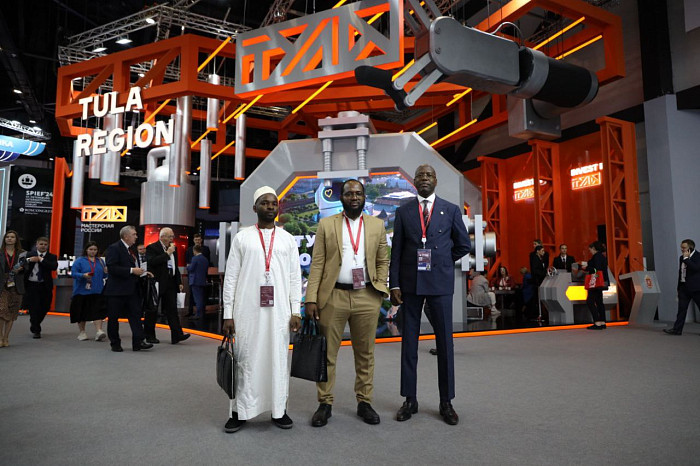 Люди, машины, роскошь: яркие фото третьего дня ПМЭФ-2024