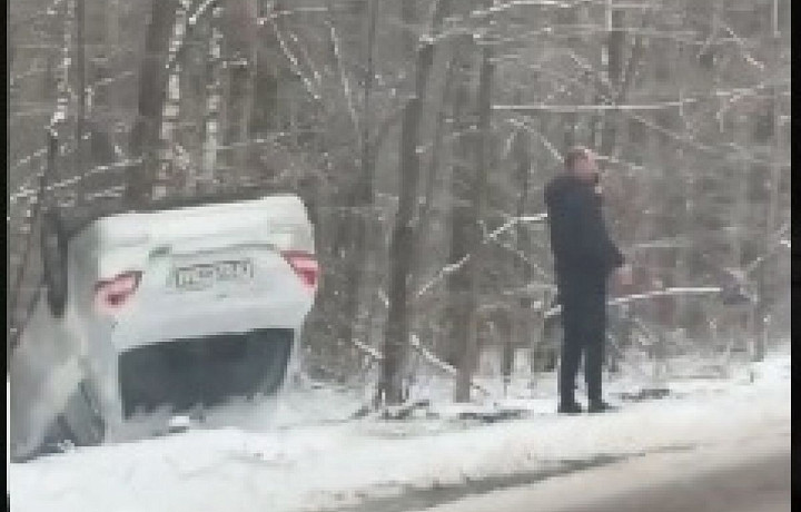 Иномарка улетела в кювет и перевернулась на дороге в Тульской области