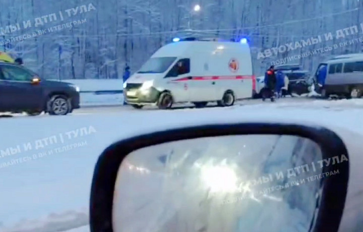 Госавтоинспекция: в тройном ДТП на трассе М-2 под Тулой пострадали четыре человека
