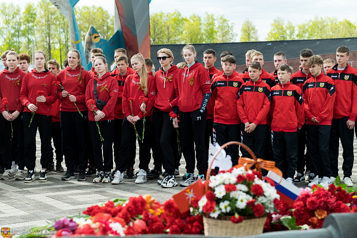 Футболисты «Арсенала» и волейболистки «Тулицы-2» возложили цветы к мемориалу «Защитникам неба Отечества»